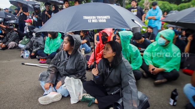 Aktivis mengikuti aksi 17 Tahun Aksi Kamisan di depan Istana Negara, Jakarta, Kamis (18/1/2024). [Suara.com/Alfian Winanto]