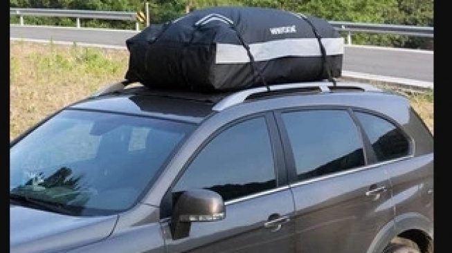 Roof bag pada mobil (Tokopedia)