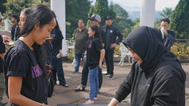 Potret Prilly Latuconsina di Syuting Perdana Film Temurun. (Instagram/prillylatuconsina96)