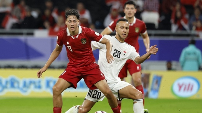 Penyerang Timnas Indonesia, Rafael Struick (kiri) tampil di Piala Asia 2023 Qatar. [KARIM JAAFAR / AFP]