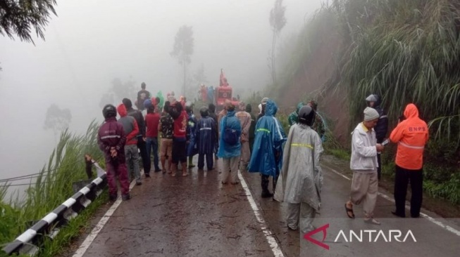 Longsor Tutup Jalur Solo-Borobudur Sepanjang 50 Meter, Lalu-lintas Sempat Tersendat