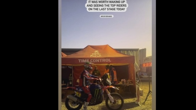 Tulisan inspiratif Ricky Brabec saat berlaga di salah satu etape Dakar Rally 2024 [picture courtesy of Ricky Brabec].