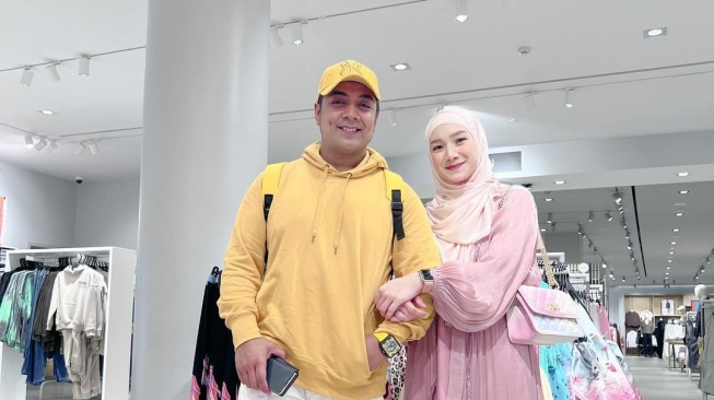 Ustaz Riza Muhammad dan istri, Indir Giana. (Instagram/ _indrigiana_)