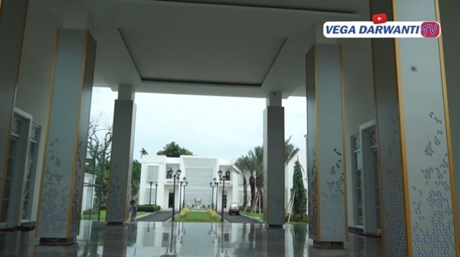 Potret Rumah Mewah Ustaz Solmed (YouTube/Vega Darwanti TV)