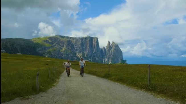 Sepeda listrik atau e-bike dan sepeda kayuh biasa digunakan dalam sektor wisata di Italia [screenshot video sepeda ANCMA].