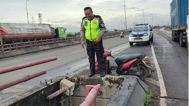 Duh! Tabrak Pembatas Jalan, Pemotor Jatuh dari Atas Jembatan Layang di Kota Semarang