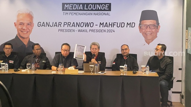 Deputi Hukum TPN Ganjar-Mahfud, Todung Mulya Lubis. (Suara.com/Bagaskara)