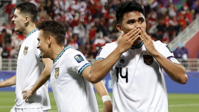 Pemain Timnas Indonesia, Asnawi Mangkualam merayakan golnya ke gawang Vietnam pada laga Piala Asia 2023 di Stadion Abdullah bin Khalifa, Doha, Qatar, Jumat (19/1/2024) malam WIB. [K JAAFAR / AFP]