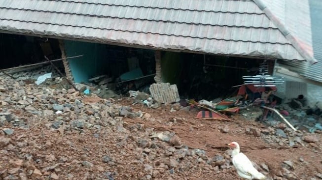 Diguyur Hujan Deras Rumah Warga Pulomerak Tertimpa Longsor, Satu Orang Dilarikan ke RSKM