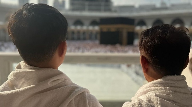 Potret Kiki Farrel Umrah Bareng Ayah. (Instagram/kikifarrel_)