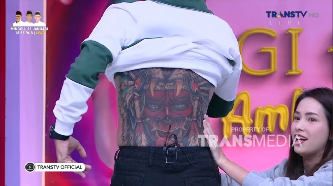 Penampakan Tato Baru Rendy Kjaernett. (YouTube/TRANS TV Official)