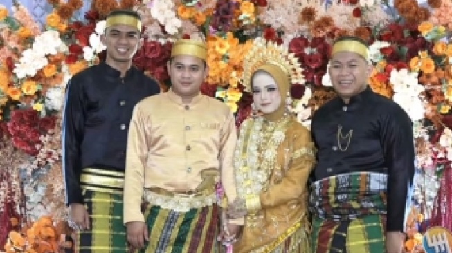 Putri Isnari atau Putri DA bersama dengan calon suaminya, Abdul Aziz (TikTok/@@nes_031998)