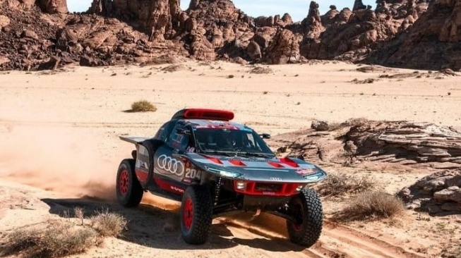 Audi RS Q E-Tron E2 Electric Vehicle (EV) yang membawa pasangan driver dan co-driver Carlos Sainz dan Lucas Cruz menjuarai Dakar Rally 2024 kategori roda empat [picture courtesy Carlos Sainz, Audi, Red Bull].