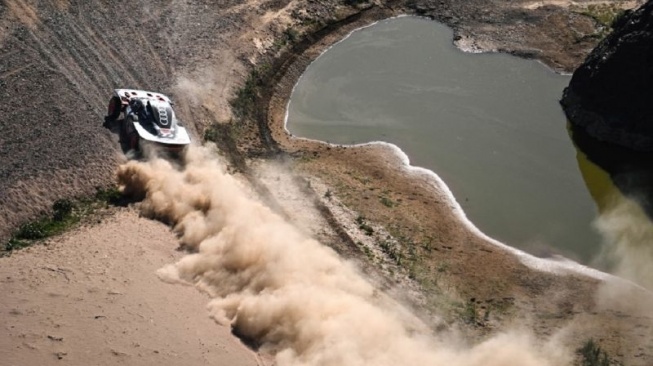 Driver tim Audi Sport Carlos Sainz dan co-driver Lucas Cruz menjalani etape 11 Reli Dakar 2024 dari Al-Ula ke Yanbu (18/1/2024) [AFP/Patrick Hertzog via ANTARA]