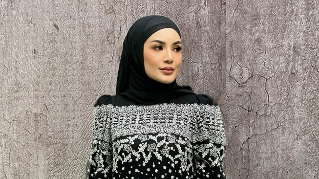 Belum Tahu Lanjut Istikamah Berhijab Selepas Umrah, Nindy Ayunda Curhat Tak Punya Banyak Stok Kerudung