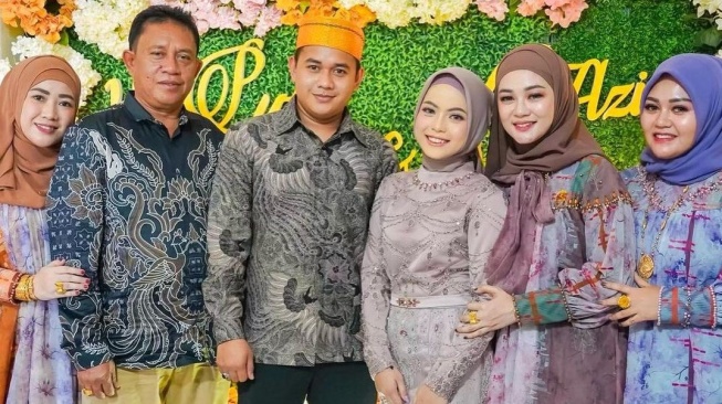 Putri DA bersama calon mertua, Haji Alwi Ruslan. (Instagram/sucigolekk2)