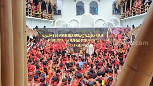 Silaturahmi dengan Pasukan Merah di Kalimantan Barat, Prabowo Disambut Panglima Jilah