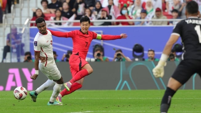 Bek Yordania #03 Abdallah Nasib dan gelandang Korea Selatan #07 Son Heung-min berebut bola pada pertandingan kedua Grup E Piala Asia 2023 antara Yordania vs Korea Selatan di Stadion Al-Thumama di Doha pada 20 Januari 2024.Giuseppe CACACE / AFP.