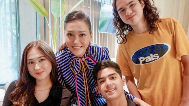 Maia Estianty, Laura Moane, Al Ghazali, dan Dul Jaelani. (Instagram/ maiaestiantyreal)