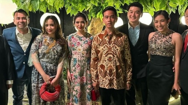 Sama-sama Hadir ke Acara Pernikahan, Ini Adu Gaya Memukau Selvi Ananda dan Nagita Slavina: Berapa Total Outfitnya?