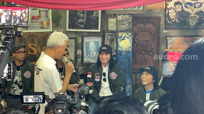 Aparatur Sipil Negara Nurdin alias Abdee Negara menyimak calon presiden nomor urut 3, Ganjar Pranowo pada acara deklarasi Slank pendukung Ganjar-Mahfud di Studio Potlot, Kalibata, Jakarta Selatan, Sabtu (20/1/2024).  (Pahami.id/Bagaskara)