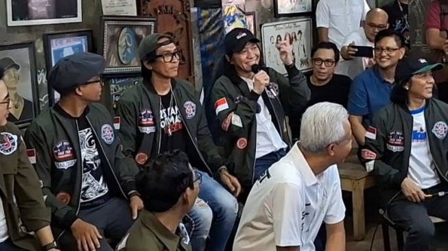 Gitaris grup musik Slank Abdi Negara Nurdin alias Abdee Slank (ketiga dari kiri atas) memberikan pernyataan di tengah deklarasi dukungan Slank terhadap pasangan calon presiden-wakil presiden nomor urut 3 Ganjar Pranowo-Mahfud Md di Potlot Studio, Selatan Jakarta, Sabtu (20/1/2024).  Antara/Fianda Sjofjan Rassat