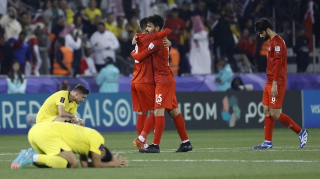 Para pemain Bahrain melakukan selebrasi usai pertandingan kedua Grup E Piala Asia 2023 antara Bahrain vs Malaysia di Stadion Jassim bin Hamad di Doha pada 20 Januari 2024.KARIM JAAFAR / AFP.