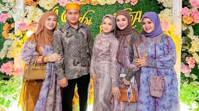 Putri DA bersama tiga istri Haji Alwi Ruslan. (Instagram/sucigolekk2)