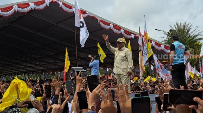 Pasha Ungu menyanyikan lagu 'Ojo Dibandingke' saat capres nomor urut 2, Prabowo Subianto menyapa masyarakat di acara Konsolidasi dan Silaturahmi Relawan Kalimantan Maju untuk Ibu Kota Nusantara di Pontianak, Sabtu (20/1/2024). (Suara.com/Novian)