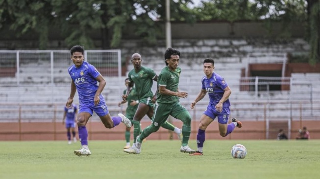 Pemain Persebaya Ripal Wahyudi (kedua kanan) berebut bola dengan pemain Persik Kediri Simen Lyngbø (kanan) saat pertandingan uji coba di Stadion 10 November Surabaya, Sabtu (20/1/2024). ANTARA/HO-Ofisial Persebaya.