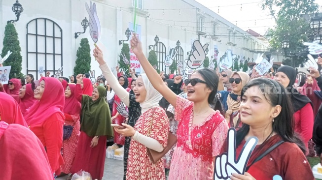 Kenakan Daster Serba Merah, Ini Kemeriahan Ribuan Emak-emak di Solo Kompak Dukung Prabowo-Gibran