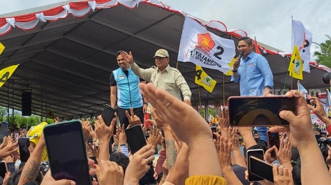 Pasha Ungu menyanyikan lagu 'Ojo Dibandingke' saat capres nomor urut 2, Prabowo Subianto menyapa masyarakat di acara Konsolidasi dan Silaturahmi Relawan Kalimantan Maju untuk Ibu Kota Nusantara di Pontianak, Sabtu (20/1/2024). (Suara.com/Novian)