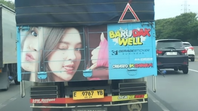 Wajah Eca Aura terpajang di belakang truk (Instagram)