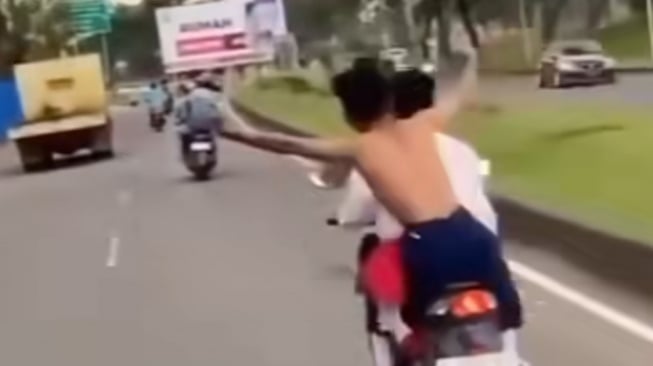 Viral Bocil Sok Jagoan Bertelanjang Dada Acungkan Celurit Di Jalanan Bekasi, Diduga Di Kawasan Grand Wisata