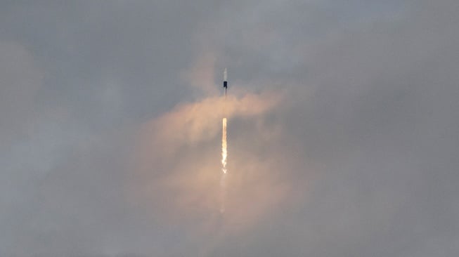 Roket SpaceX Falcon 9 dengan kapsul Crew Dragon meninggalkan jejak api saat terbang ke awan tak lama setelah lepas landas dari pad LC-39A selama Axiom Mission Three (Ax-3) di Kennedy Space Center, Cape Canaveral, Florida, Kamis (18/1/2024).[CHANDAN KHANNA / AFP] 