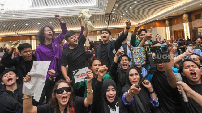 Sejumlah perwakilan mahasiswa dari berbagai kampus meneriakan yel-yel saat hadir di acara Konsolidasi Pro Demokrasi di hotel Sahid, Jakarta, Minggu (21/1/2024). [Suara.com/Alfian Winanto]