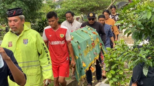 Jenazah ayah Ammar Zoni di Pemakaman Umum Kalimulya 1, Depok, Jawa Barat, Minggu (21/1/2024). [Pahami.id/Adiyoga Priyambodo]