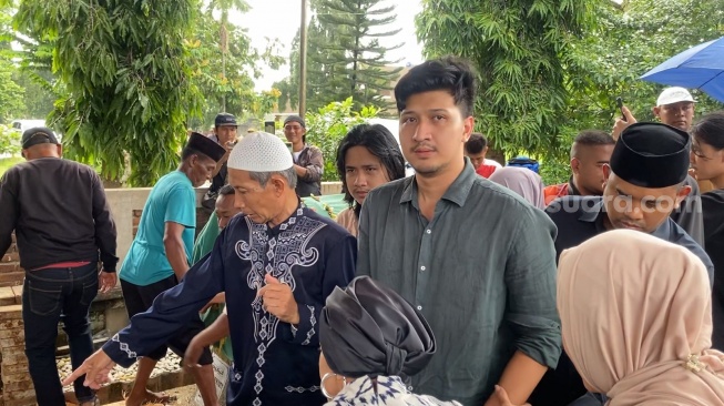 Suasana pemakaman ayah Ammar Zoni di TPU Kalimulya 1, Depok, Jawa Barat, Minggu (21/1/2024). [Suara.com/Adiyoga Priyambodo]