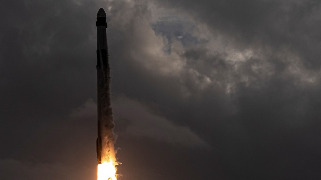 Roket SpaceX Falcon 9 dengan kapsul Crew Dragon diluncurkan dari pad LC-39A selama Axiom Mission Three (Ax-3) di Kennedy Space Center, Cape Canaveral, Florida, Kamis (18/1/2024).[CHANDAN KHANNA / AFP] 