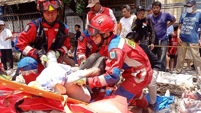 Petugas Damkar mengevakuasi korban tembok runtuh di Tebet, Minggu (21/1/2024). (Dok. Damkar)