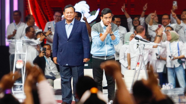 Pasangan Capres dan Cawapres nomor urut dua, Prabowo Subianto (kiri) dan Gibran Rakabuming Raka (kanan) usai Debat Capres-Cawapres Keempat di JCC Senayan, Jakarta, Minggu (21/1/2024). [Suara.com/Alfian Winanto]