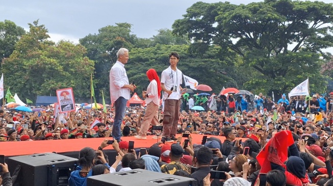 Bawakan Lagu Rumah Kita, Ganjar, Atikoh dan Alam Perlihatkan Kekompakan di Hadapan Ribuan Pendukung