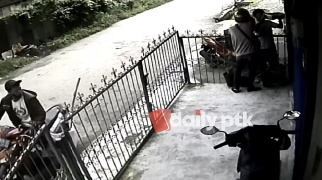 Aksi Pria Curi Motor Di Kemayoran Terekam CCTV, Gembok Pagar Dirusak Pakai Cairan