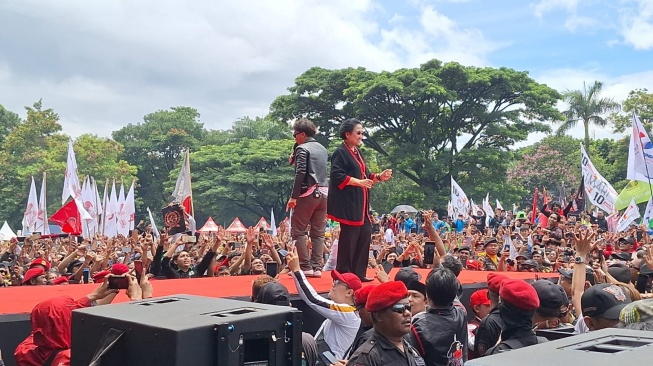 Momen Megawati Ikut Joget bareng Band Slank di tempat acara kampanye Ganjar-Mahfud yang mana bertema Hajatan Rakyat di dalam Bandung, Jawa Barat [Rahman/Suara.com]