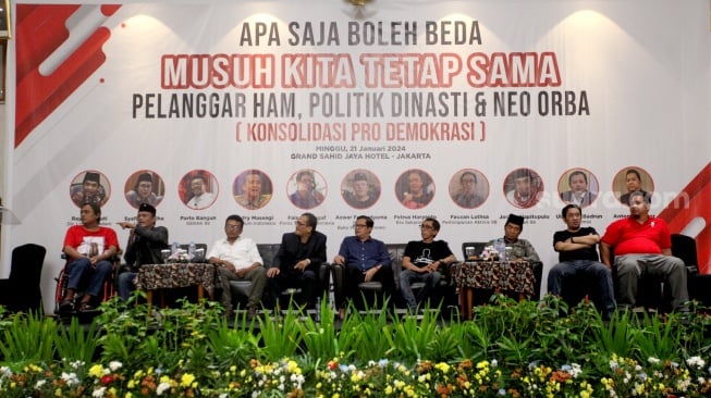 Para pembicara menyampaikan pandangan dalam acara Konsolidasi Pro-Demokrasi di Jakarta, Minggu (21/1/2024). [Suara.com/Alfian Winanto]