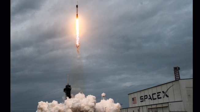 Roket SpaceX Falcon 9 dengan kapsul Crew Dragon diluncurkan dari pad LC-39A selama Axiom Mission Three (Ax-3) di Kennedy Space Center, Cape Canaveral, Florida, Kamis (18/1/2024).[CHANDAN KHANNA / AFP] 