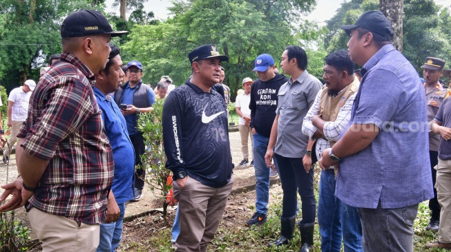 Mahasiswa Unsulbar Ikut Tanam Sukun di Kawasan Pengembangan Peternakan Pucak Maros