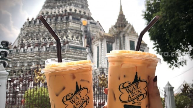 Minuman Thai Tea dengan view Wat Arun Temple [Suara.com/Maria]