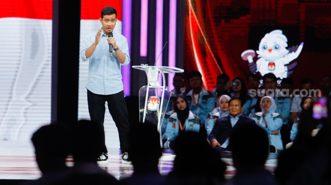 Gibran Tampil Menyerang Gunakan Gimmick ke Mahfud MD dan Cak Imin: Bentuk Balasan Saat Prabowo Diserang?