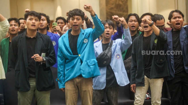 Sejumlah perwakilan mahasiswa dari berbagai kampus meneriakan yel-yel saat hadir di acara Konsolidasi Pro Demokrasi di hotel Sahid, Jakarta, Minggu (21/1/2024). [Suara.com/Alfian Winanto]